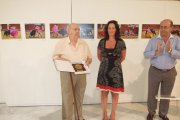 Juan Aguilera Ruiz, junto a María del Mar Vázquez, hoy alcaldesa de Almería, y su hijo, Juan Aguilera, recibiendo en 2013 una distinción por su aportación de carteles a una muestra del Foro Cultural 3 Taurinos 3.