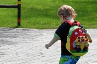 Un niño con la mochila a la espalda.