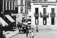Las Puerta de Purchena con sus tenderetes en las primeras décadas del siglo pasado. Al fondo la casa del Hotel la Perla.