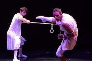 El actor Santi Rivera (izquierda) y Raúl Heras, en la obra ‘Que tus ojos miren lo recto’.