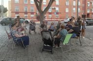 Las señoras se reúnen cada tarde en su plaza