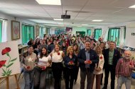El alumnado del aula específica y de la ESO, con Francisco Alonso, Paola Laynez, Juani Núñez (docente del proyecto), el director del IES Azcona, Francisco Pérez y demás docentes