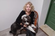 Anna Romaguera, autora del libro, junto a su perrita Renata