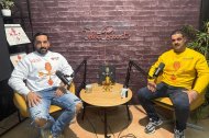 Grego Vílchez y Fran Asensio en el estudio de Veleta Podcast con camisetas personalizadas de Cycling Monkey
