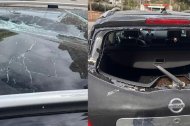 Uno de los vehículos, destrozado tras caerse un andamio.