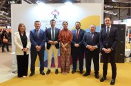 La diputada de Turismo, María José Herrada, junto a representantes de municipios de la provincia en el stand de ‘Costa de Almería’ en FITUR 2026.