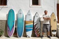 Alfredo Veas con tablas de surf diseñadas y creadas en su taller de Vélez-Blanco.