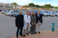 Responsables sanitarios y municipales delante del parking que duplicará sus plazas tras la obra.