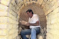 Salvador Hernández, el alfarero veratense que ha construido su propio horno artesanal.