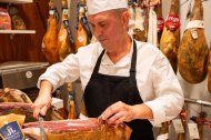 Corte de jamón en el mostrador de La Dulce Alianza.