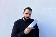 Abel Pons con la carta del SAS, cual Pilar Rubio frente a la comisaría.