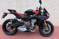 La Aprilia Tuono 660 Factory se posiciona como una de las propuestas más sofisticadas del segmento naked.