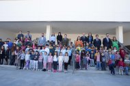 Foto del Presidente de la Junta con alumnos, docentes y autoridades en el CEIP Bahía de Almerimar.