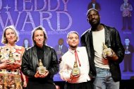 Ian de la Rosa, segundo por la derecha, tras ganar en la Berlinale el Premio Teddy por su ópera prima, ‘Iván y Hadoum’.