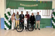 Antonio Moya Valenzuela posa con su nueva bicicleta.