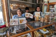 Las trabajadoras de la pastelería cafetería Cruz y García en Roquetas de Mar.