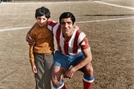 Juan Goros con su hijo en un partido en el estadio de la Falange en noviembre de 1972.