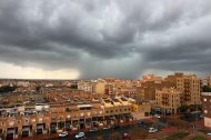 Tormenta descargando en la capital almeriense, que sigue necesitada de precipitaciones.