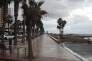 El Paseo Marítimo de Almería totalmente vacío en una mañana de lluvia.