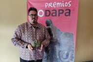 Alberto Romero Moya posando junto a su premio Codapa.