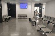 Sala de espera vacía en un centro de salud de Almería