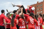 El entrenador Pedro López manteado por la plantilla del Almería Femenino tras conseguir el ascenso.