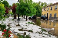 Las calles de Vélez-Rubio se pintaron de blanco a causa de una potente granizada.