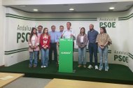 José María Martín, el subdelegado del Gobierno en Almería, junto a los candidatos del PSOE.