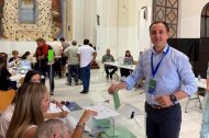 El alcalde de Vera, Alfonso García (PP), ejerciendo su derecho al voto el pasado domingo.