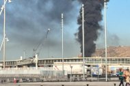 Densa columna de humo en el Puerto de Almería