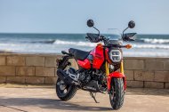 La pequeña Honda MSX125 Grom tiene un diseño compacto, ruedas pequeñas y una imagen muy personal.