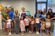 La chef Yolanda García junto a Emilia Álvarez de Contraportada y las familias participantes.