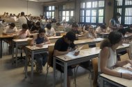 Alumnos en la fase del examen de Historia de España y Filosofía, en una de las clases del Aulario II de la UAL.
