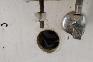 Tuberías arrancadas en un aseo público de Pulpí.