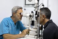 El doctor Manuel Camacho Sampelayo durante una revisión oftalmológica en la clínica Vista Camacho.