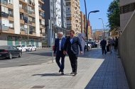 El exvicepresidente segundo de la Diputación de Almería, Fernando Giménez, junto a su abogado José Luis Labraca, a su salida del juzgado.