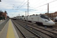 El Alvia repostando en la estación provisional de Huércal-Viator antes de salir con destino Madrid.