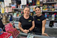 Isa y su hija detrás del mostrador de su papelería.