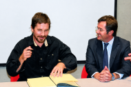 Christian Bale, junto al alcalde del municipio, Francisco Góngora, en el Hotel Golf de Almerimar.