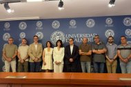 El equipo encargado de impulsar la iniciativa UniversAL. En el centro, Pilar Martínez Ortigosa, vicerrectora de Transformación Digital, y José Joaquín Céspedes Lorente, rector de la universidad