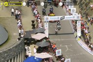 Vista aérea de los indalos pintados en el Tourmalet, coronado por Pogacar en el Tour de Francia.