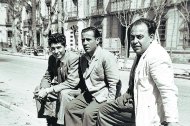 Tres amigos sentados de manera informal en el pollo de un banco del Paseo allá por los años cincuenta.