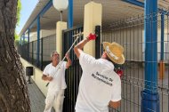 Operarios realizando labores de mantenimiento en los colegios de El Ejido.
