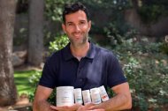 Sébastien Leroux, fundador de APONA, con algunos de los complementos alimenticios desarrollados por la marca.