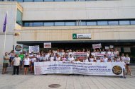 Protesta de miembros de la comunidad educativa vicaria a las puertas de la delegación provincial de Educación en Almería