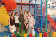 Débora y José Francisco junto a sus hijos en el interior de CocoPark.