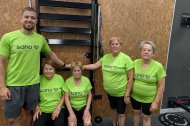 Matilde, Encarna, Rosario y María Dolores junto a su monitor de gimnasio Adrián.