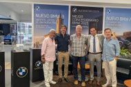 De izquierda a derecha: Humberto Kessel, cliente del concesionario; Francisco Alonso, presidente de ASEMPAL Automoción; Ismael Torres, alcalde de Huércal de Almería; Álex Batista, actual gerente de Automotor Costa, y Paco García, antiguo gerente.