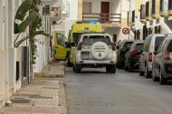 Ambulancia y Policía Local en la calle Puntica en Carboneras