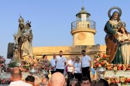 El tradicional lavado de cara de Santa Ana, a los pies del Castillo y junto a la Virgen del Carmen, es el acto más singular y emotivo de las fiestas de El Puerto